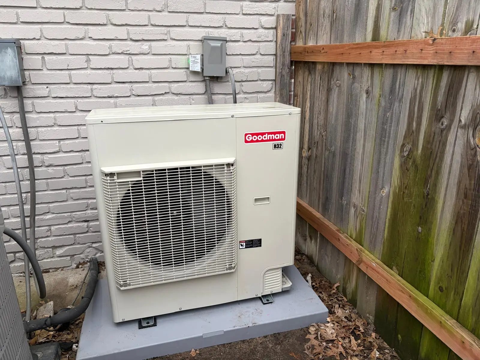 Goodman R32 slimline AC installation next to fence